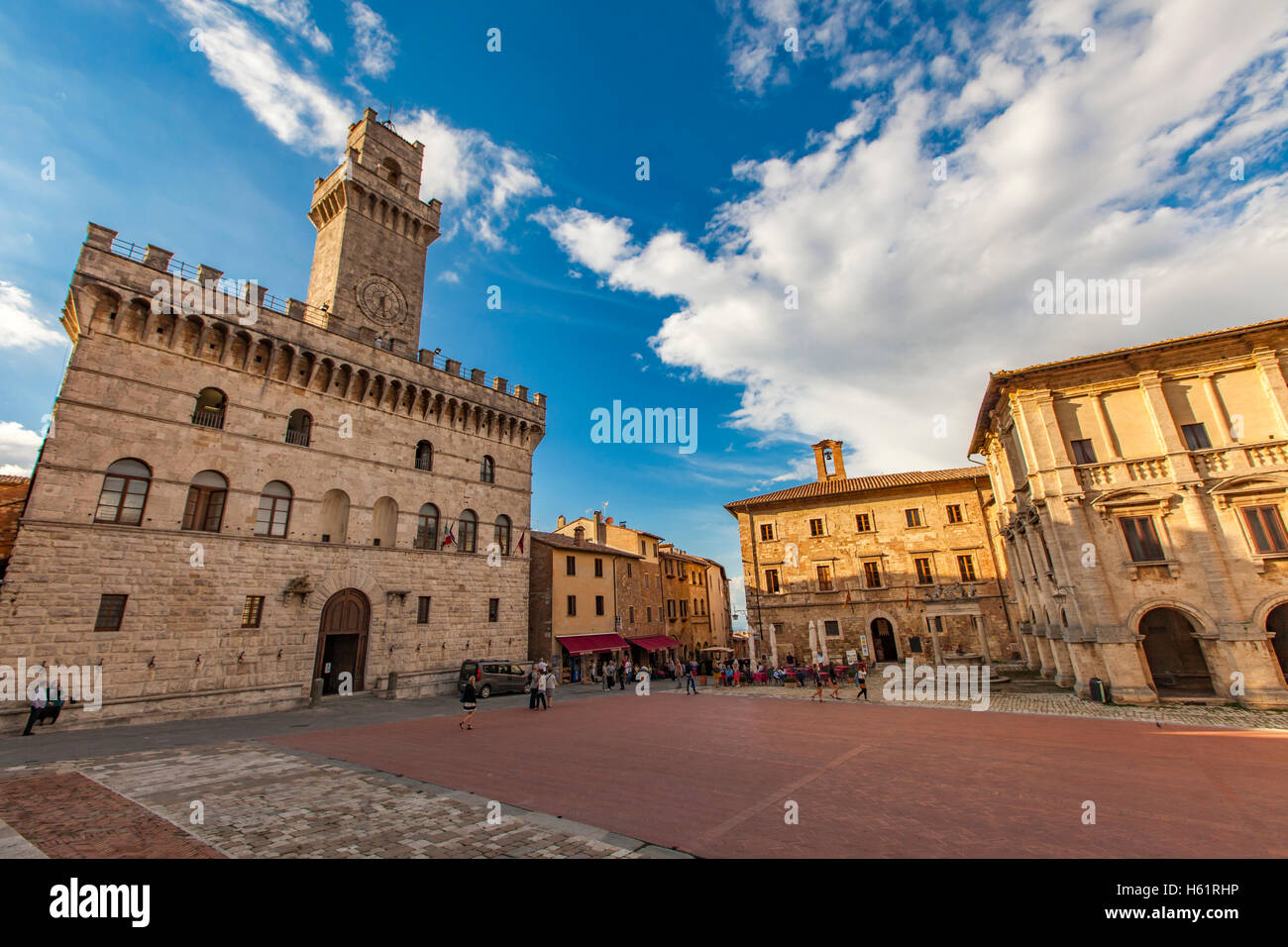 MONTEPULCIANO, ITALIE - Le 19 septembre 2016 : des personnes non identifiées, à Piazza de Grance Montepulciano, Italie. Montepulciano est un medi Banque D'Images