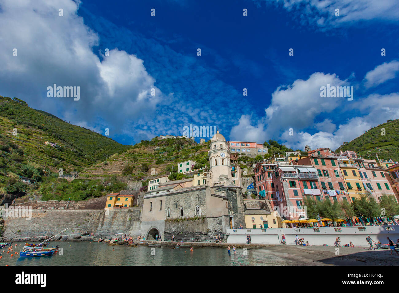 VERNAZZA, ITALIE - Le 19 septembre 2016 : personnes non identifiées à Vernazza, Italie. C'est l'un des cinq villages qui composent le Cinqu Banque D'Images