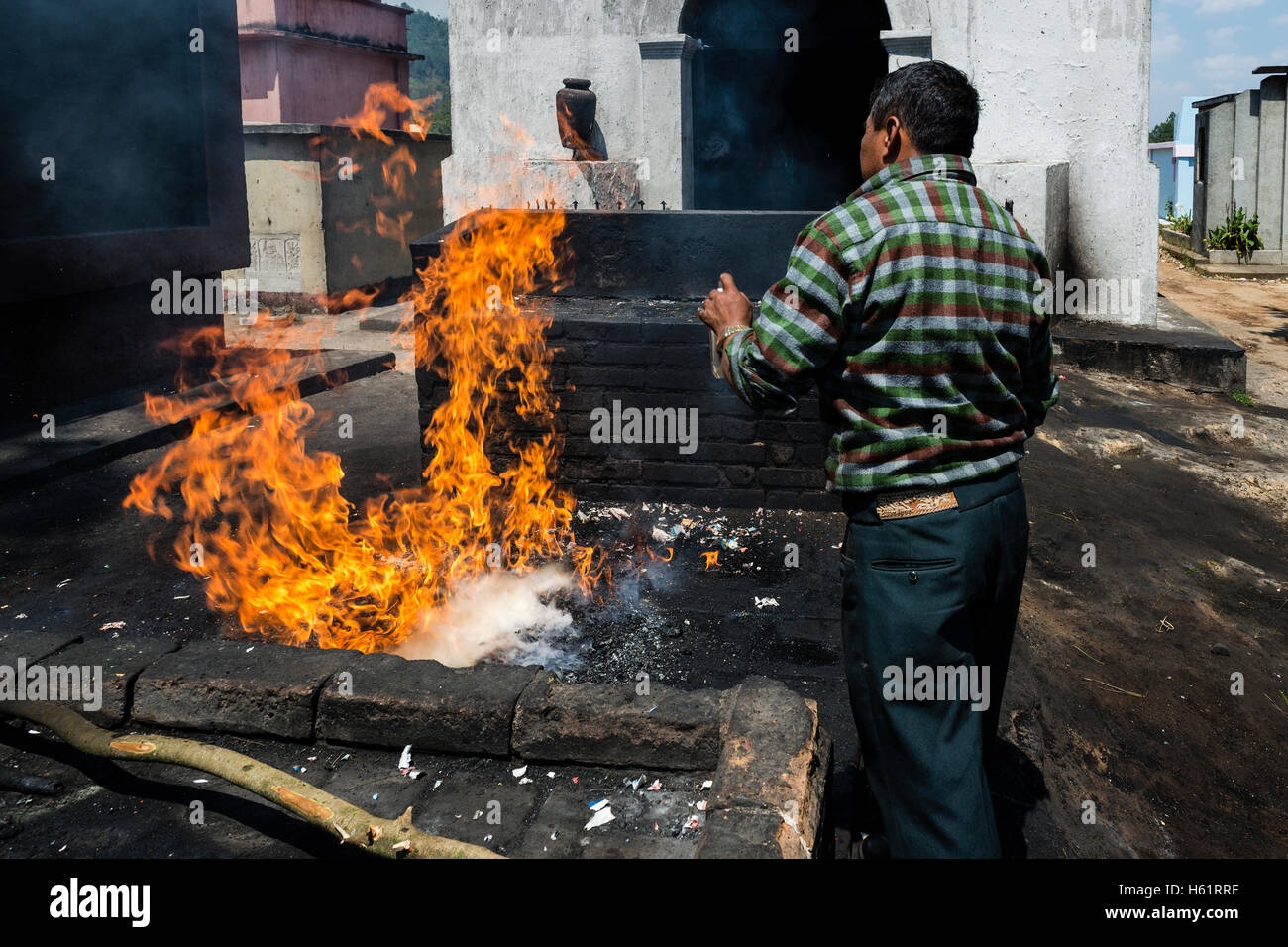 Chichicastenango, Guatemala - le 26 avril 2014 : Maya homme effectuant un rituel dans le cimetière de la ville de Chichicastenango Banque D'Images