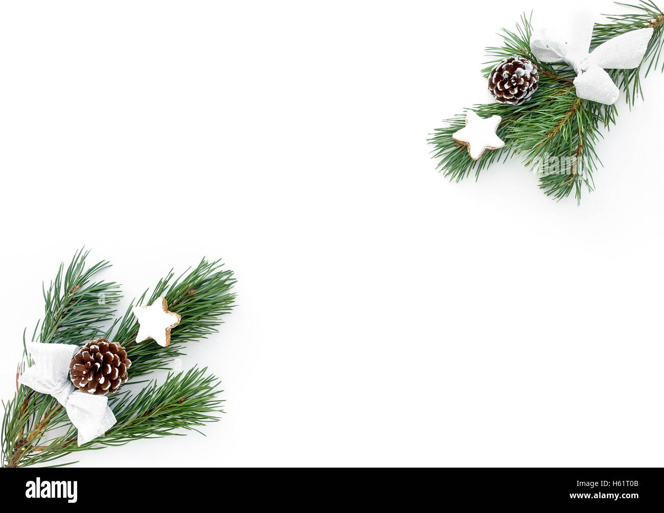 Deux brindilles de sapin avec décoration de Noël et la cannelle Cookie Star Banque D'Images Deux brindilles de sapin avec décoration de Noël et la cannelle Cookie Star Banque D'Images