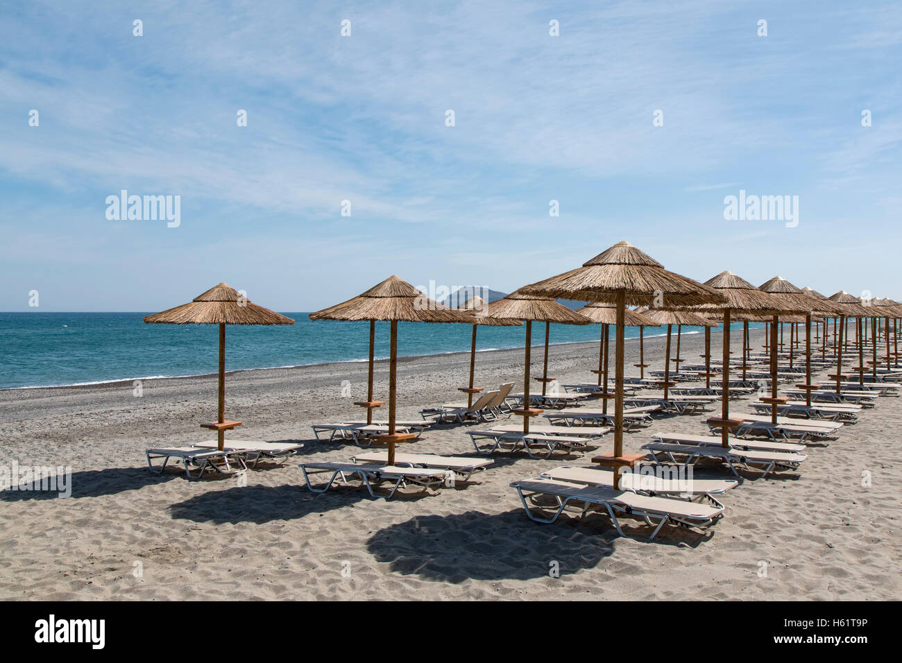 Vide transats sur une plage de Crète, Grèce Banque D'Images