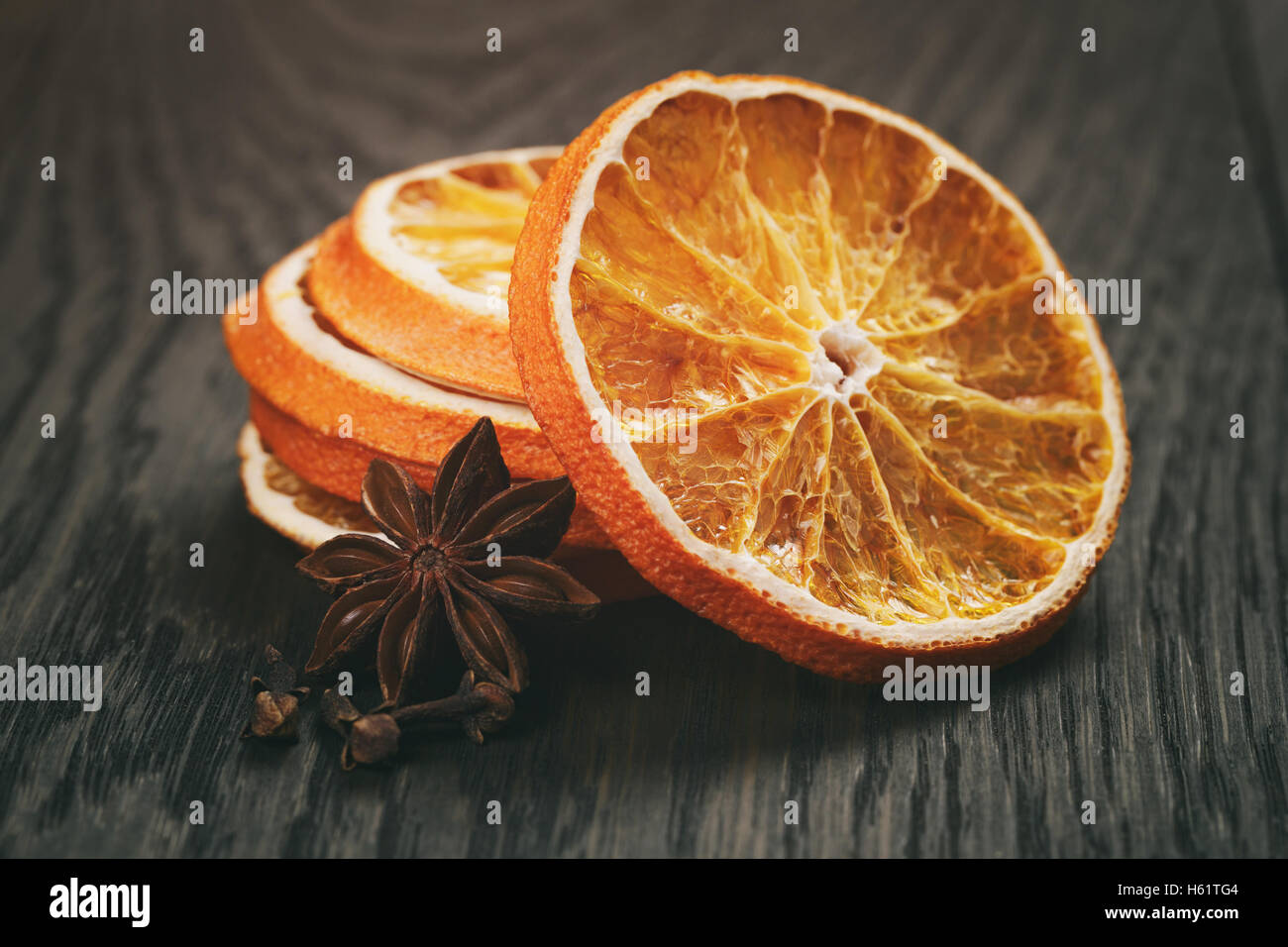 Les oranges séchées et anis étoile sur table en bois Banque D'Images