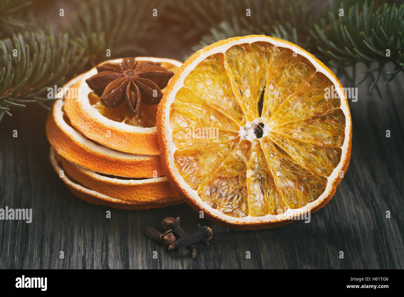 Les oranges séchées et anis étoile sur table en bois Banque D'Images