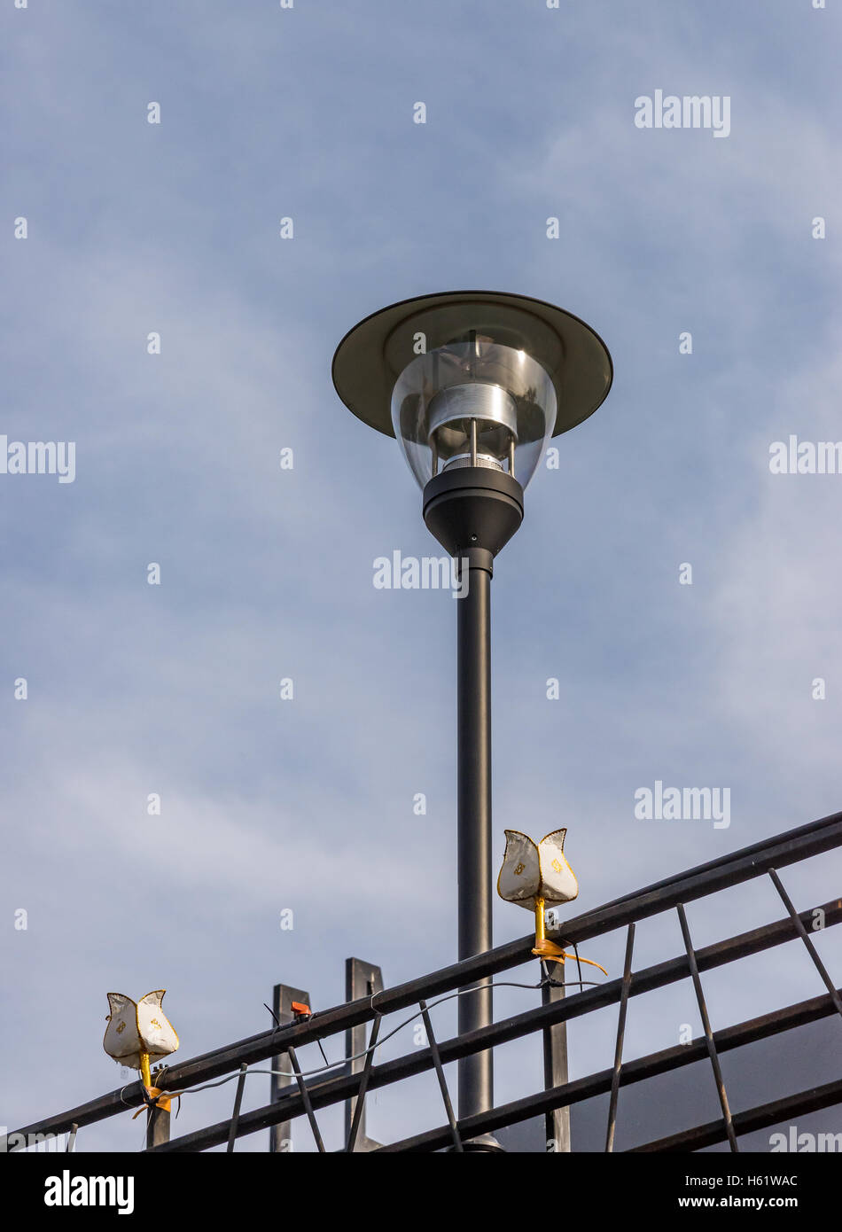 Lanterne moderne avec pôle la petite lampe sur la rampe du pont. Banque D'Images