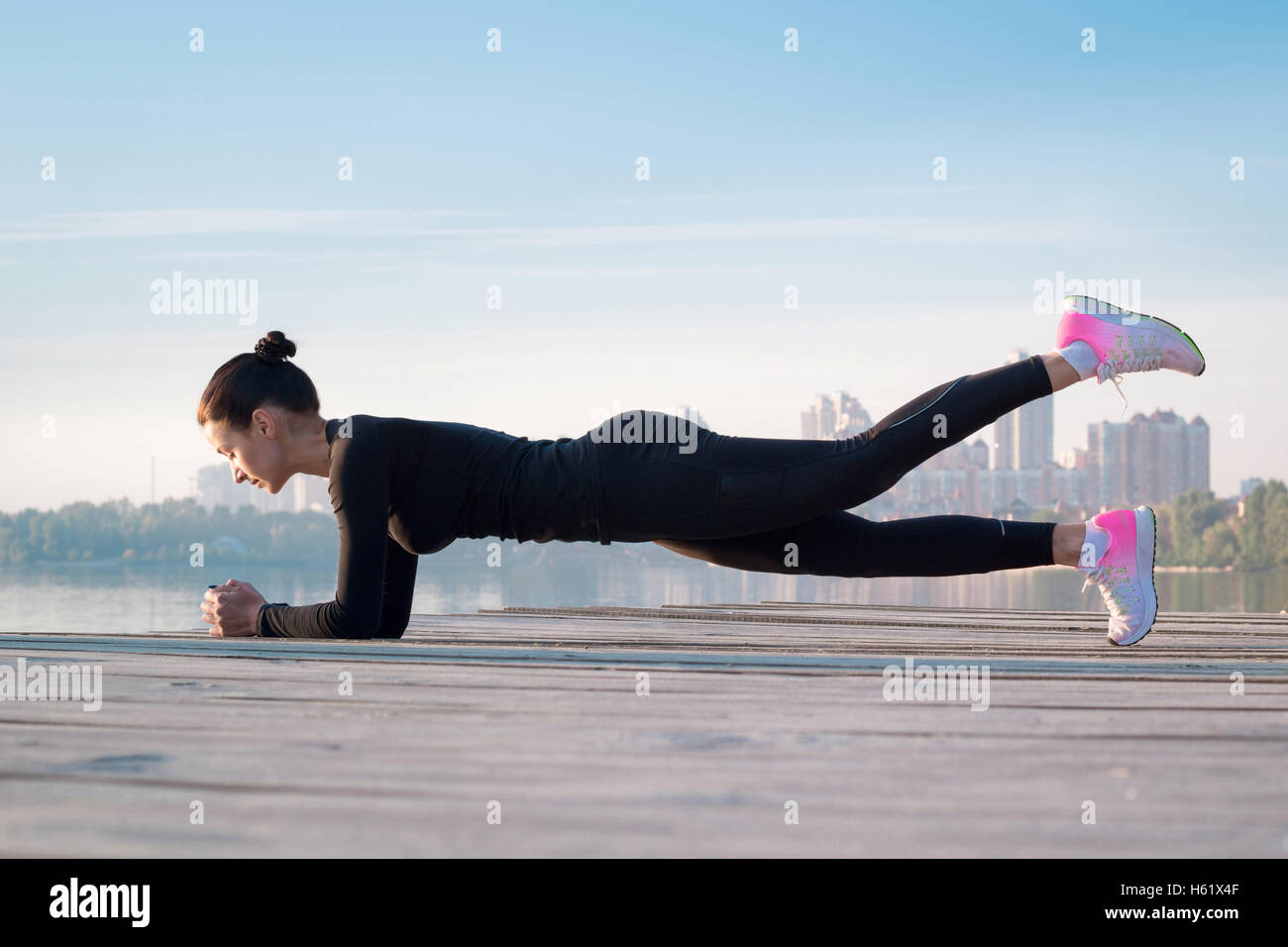 Jolie jeune femme fitness exercices sur pier pendant matin Entraînement Entraînement sportif Banque D'Images