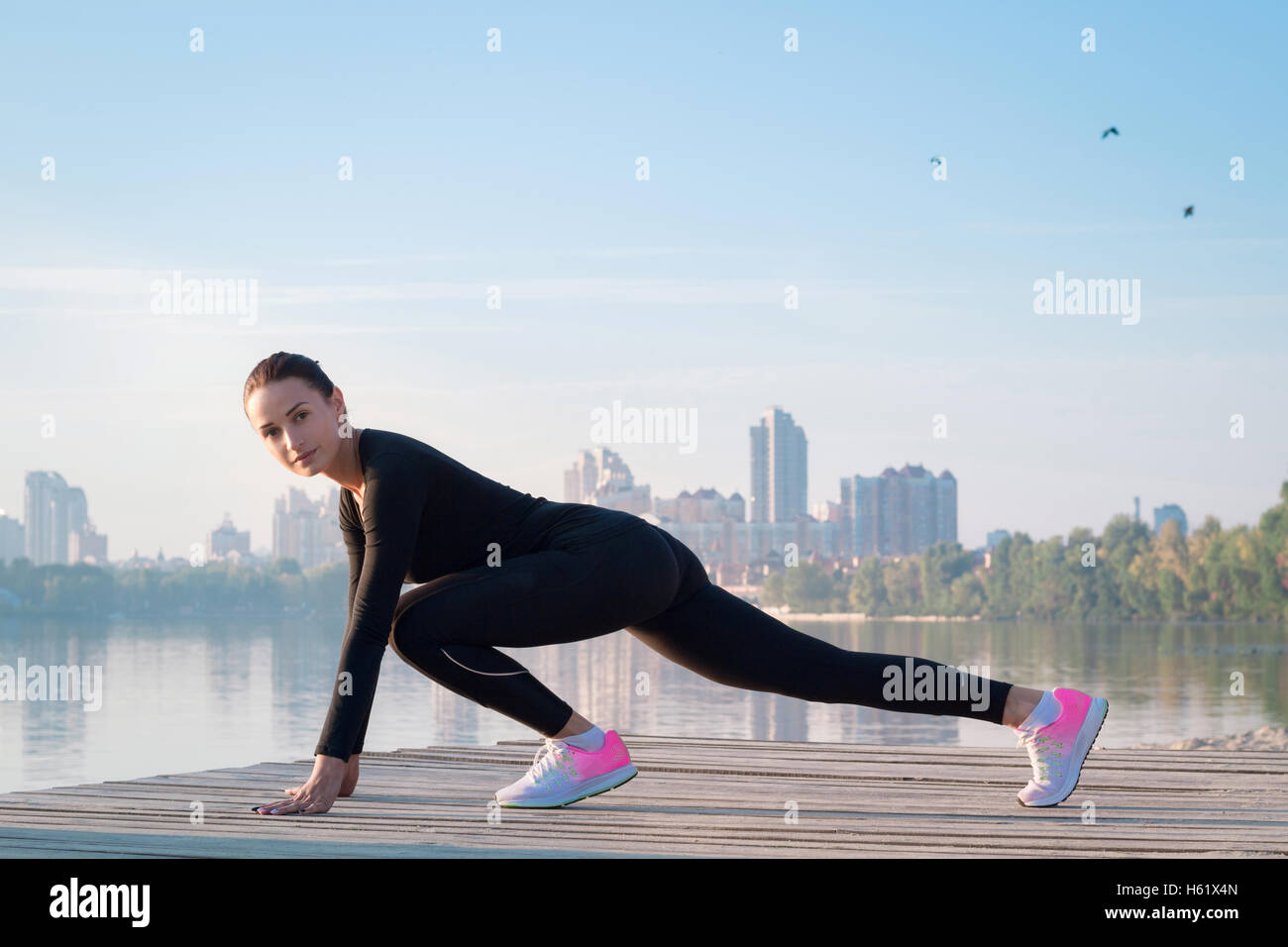 Jolie jeune femme fitness exercices sur pier pendant matin Entraînement Entraînement sportif Banque D'Images