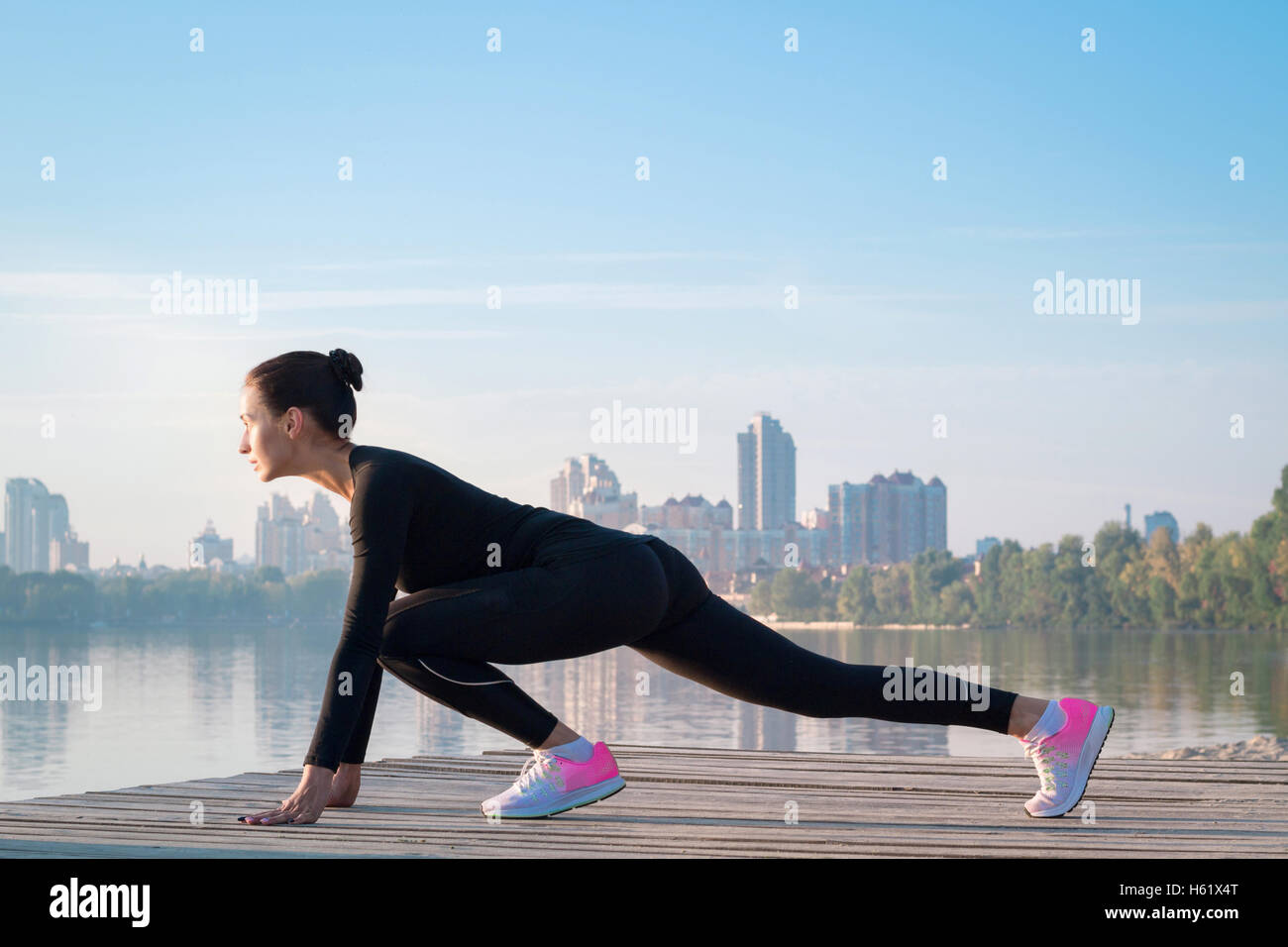 Jolie jeune femme fitness exercices sur pier pendant matin Entraînement Entraînement sportif Banque D'Images