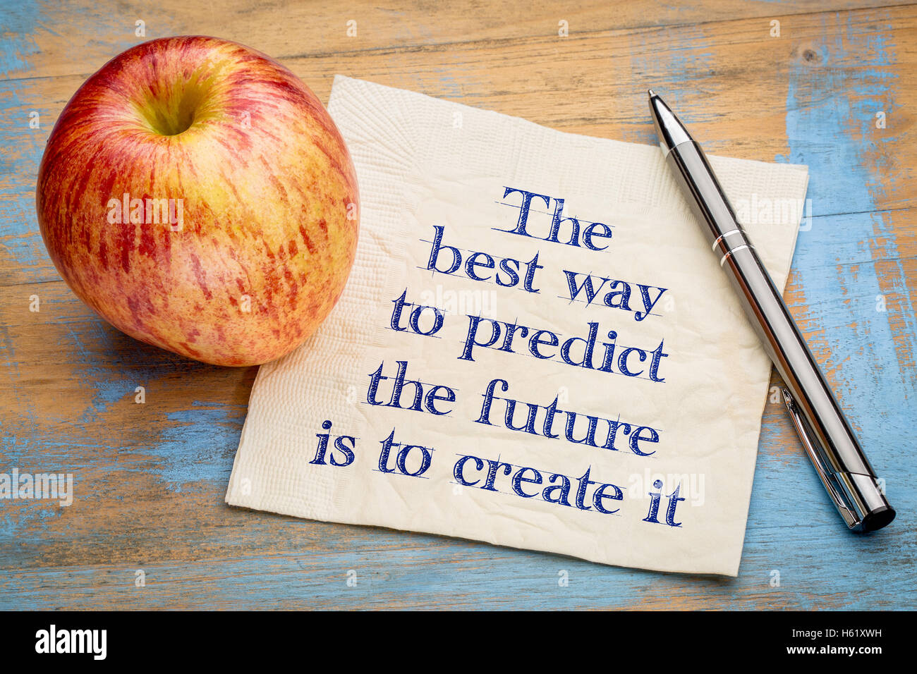 La meilleure façon de prédire le futur est de le créer - écriture sur une serviette avec une pomme fraîche Banque D'Images