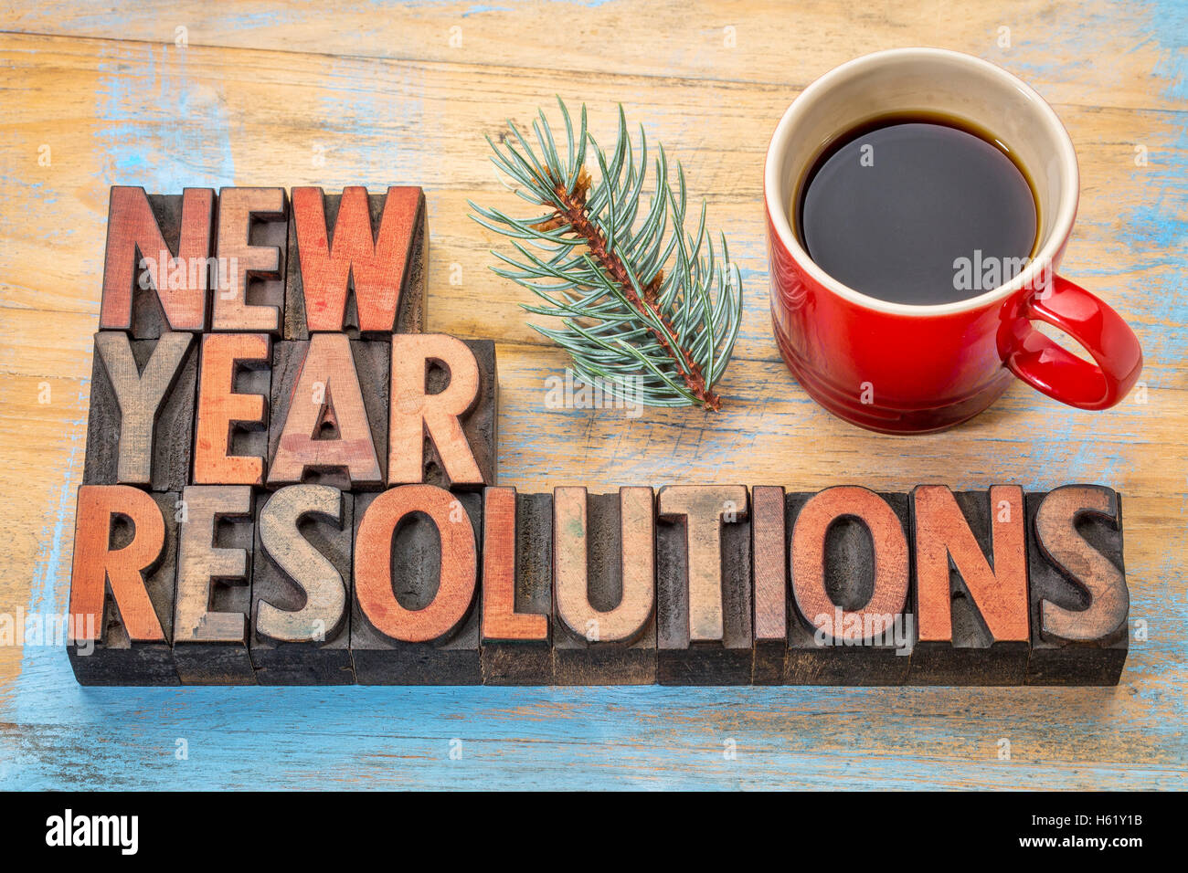 Résolutions pour la nouvelle année - Résumé en Word typographie vintage bois type avec une tasse de café et un rameau de chêne d'argent Banque D'Images