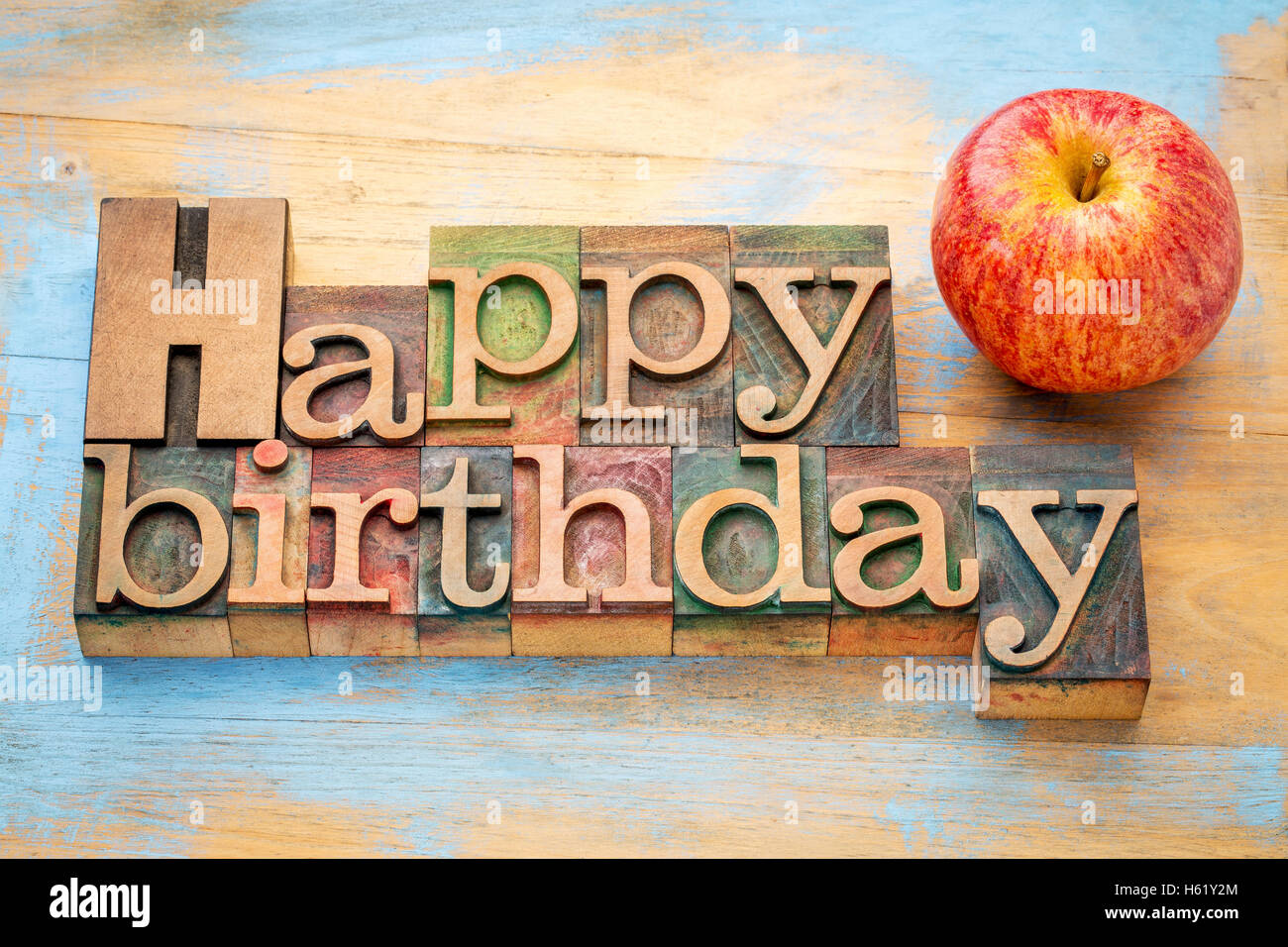 Joyeux Anniversaire Carte De Souhaits Resume En Word Typographie Vintage Type Bois Souille Par Les Encres Couleur Avec Une Pomme Rouge Photo Stock Alamy