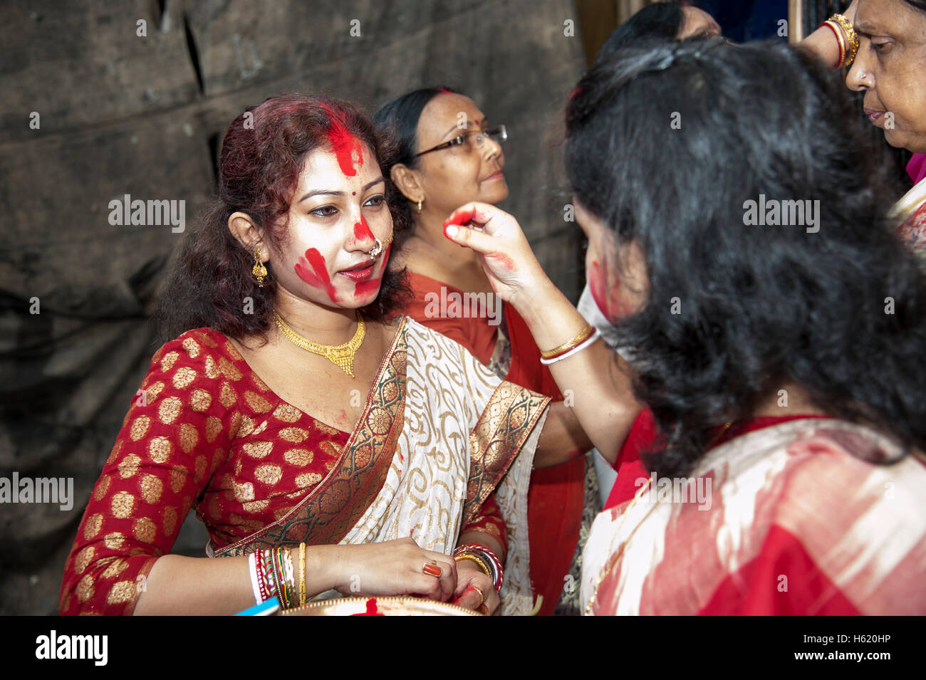 Sindoor Khela (Amitayu) Le dernier rituel pour les femmes mariés Bengali sur Vijayadashami Durga puja Calcutta Inde Bengale Ouest Banque D'Images