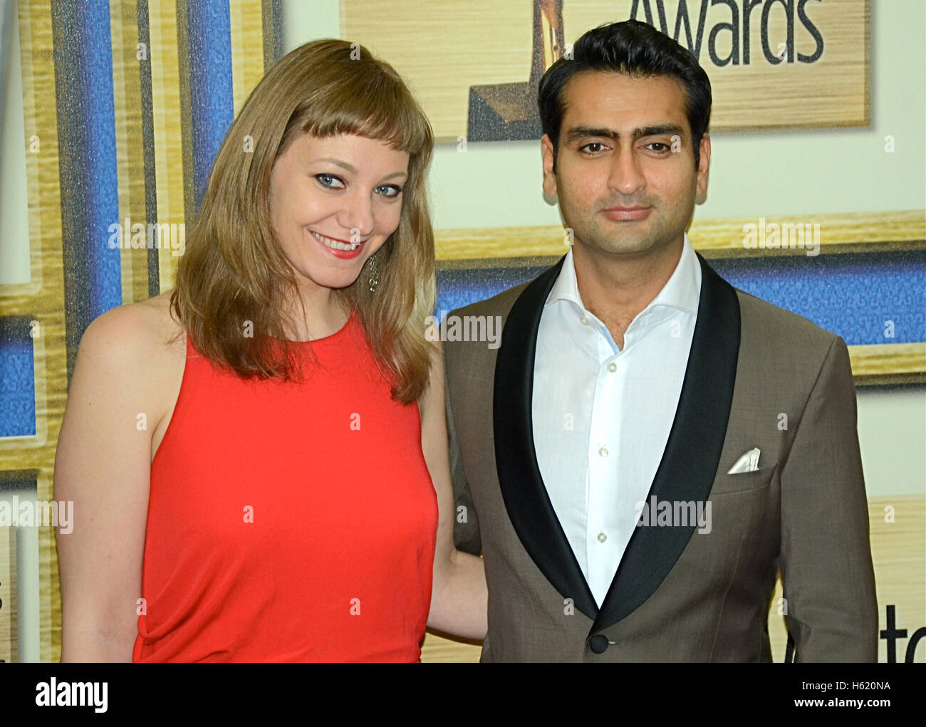 Emily C. Gordon (L) et l'Acteur Kumail Nanjiani (R) assiste à la Writers Guild Awards 2016 A.L. Cérémonie à l'hôtel Hyatt Regency Century Plaza le 13 février 2016 à Los Angeles, Californie. Banque D'Images