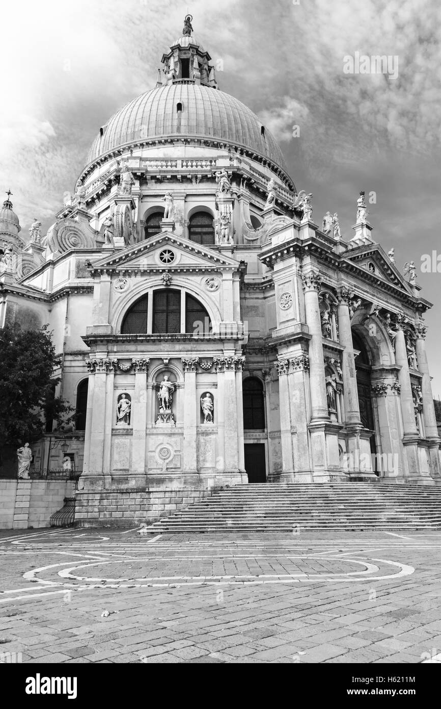 Photo monochrome de l'église Sainte Marie de la santé (Église Santa Maria della Salute) à Venise (Italie) Banque D'Images