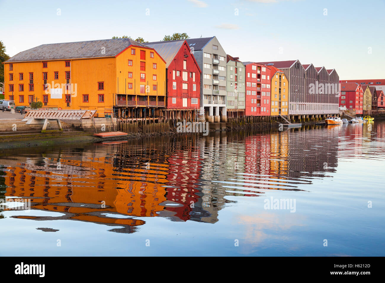 Vieilles maisons en bois coloré stand dans une rangée le long de la côte de la rivière. Trondheim, Norvège Banque D'Images