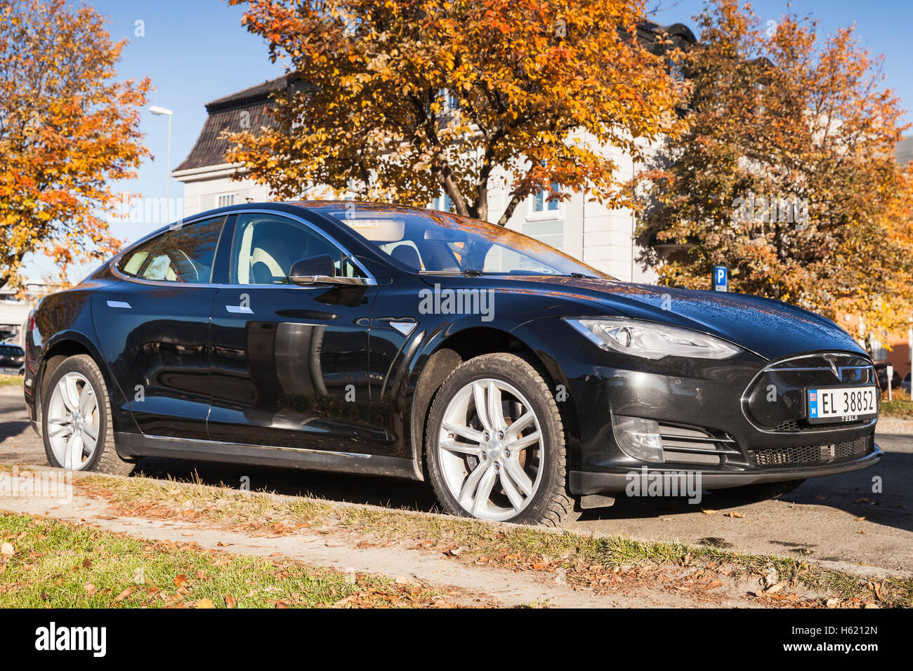 Trondheim, Norvège - 20 octobre 2016 : Noir Tesla Model S, plein de taille tous les cinq portes électriques, luxe liftback, produit par Tesla Banque D'Images