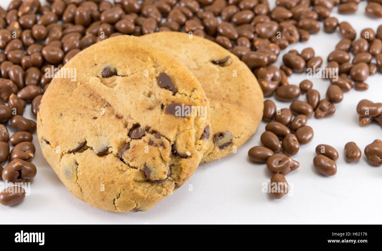 Cookies aux pépites de chocolat et de chocolat blanc sur les boules Banque D'Images