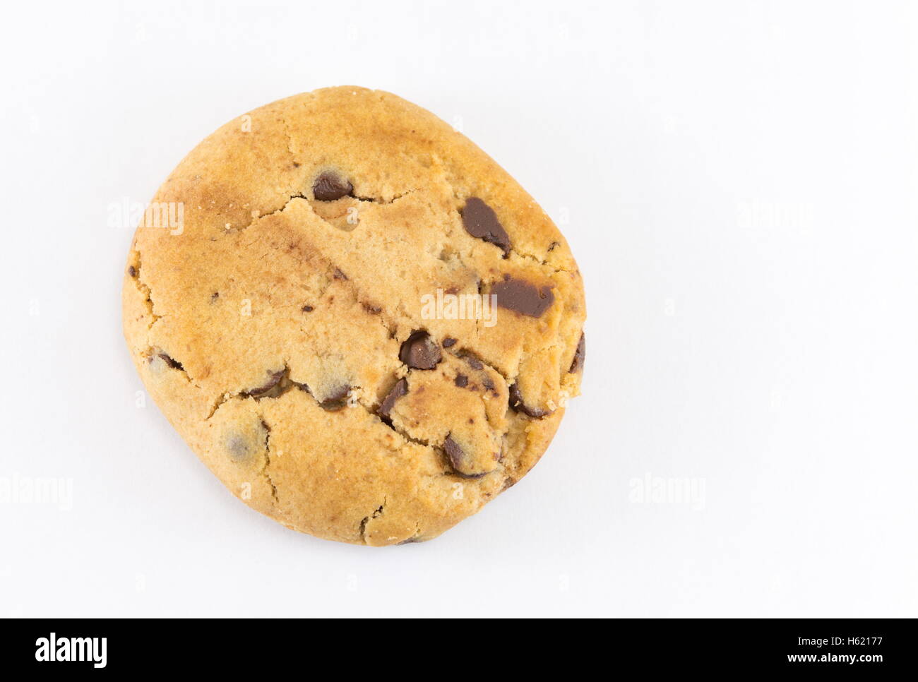 Biscuit aux brisures de chocolat sur fond blanc Banque D'Images