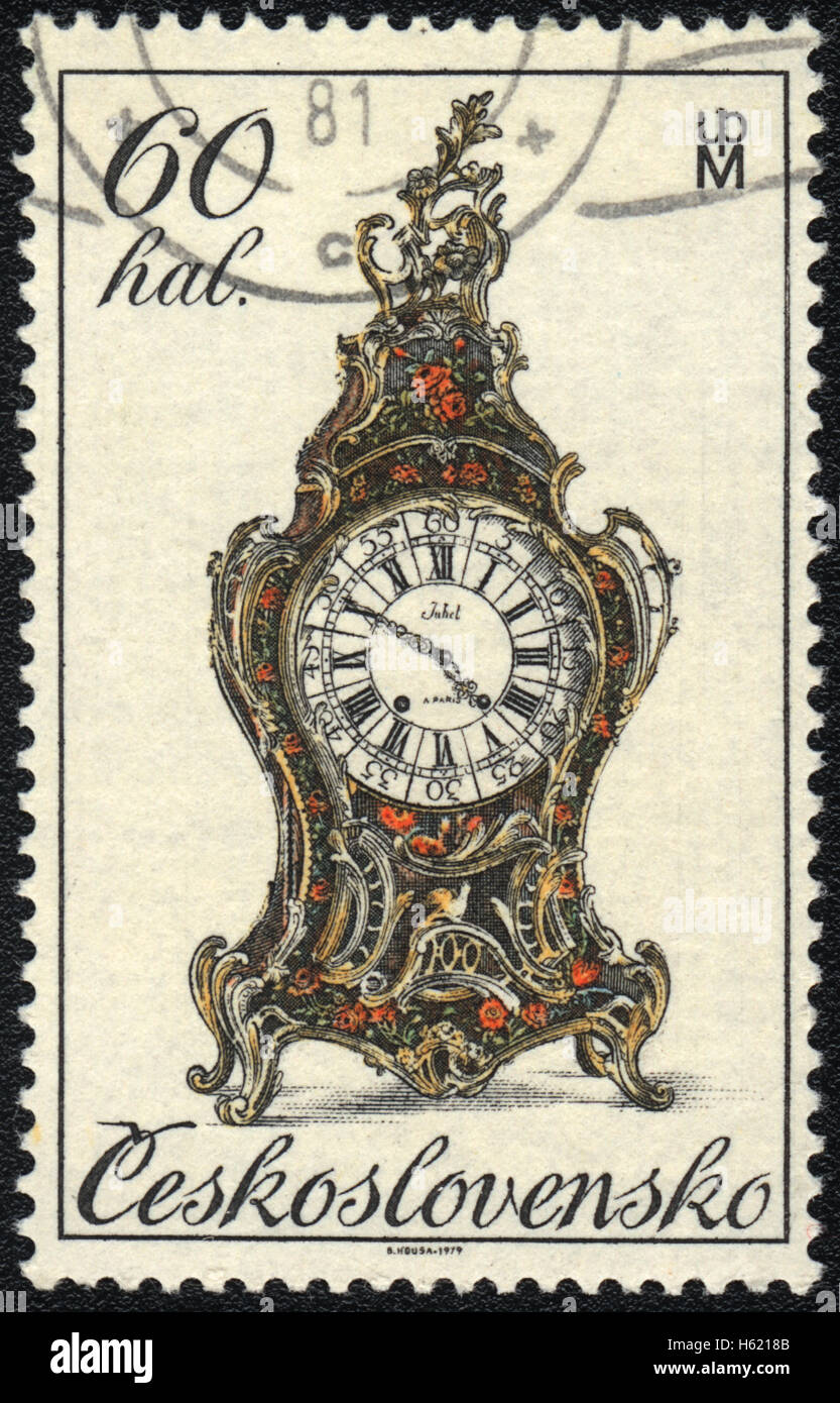 Un timbre-poste imprimé en Tchécoslovaquie, montre une pendule ancienne, 1981 Banque D'Images