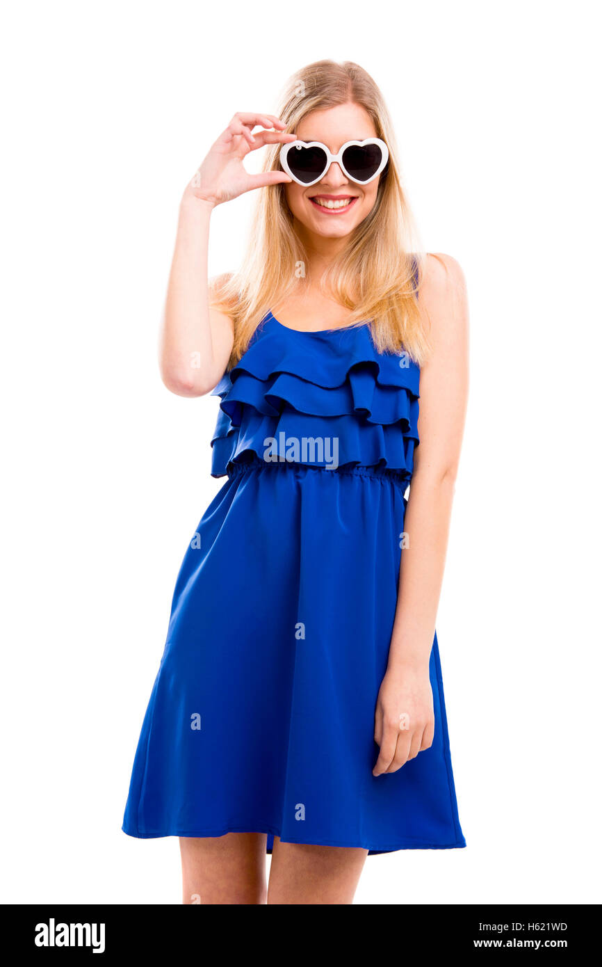 Belle femme en robe bleue à l'aide de lunettes, isolé sur fond blanc Banque D'Images