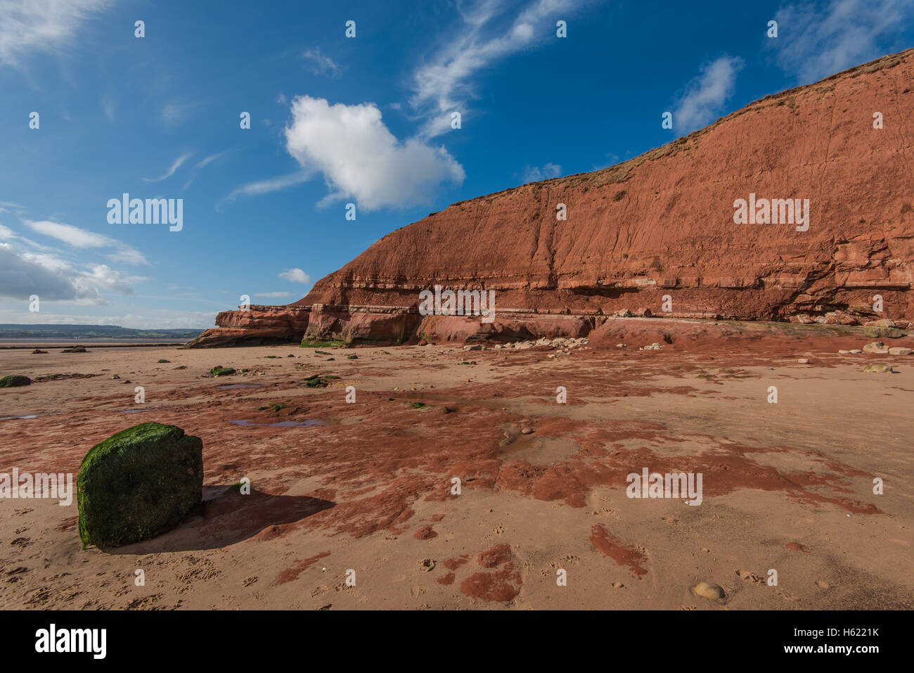 Belle mais spectaculaire falaise de la Côte Jurassique, site du patrimoine mondial en Angleterre, Devon, UK Banque D'Images