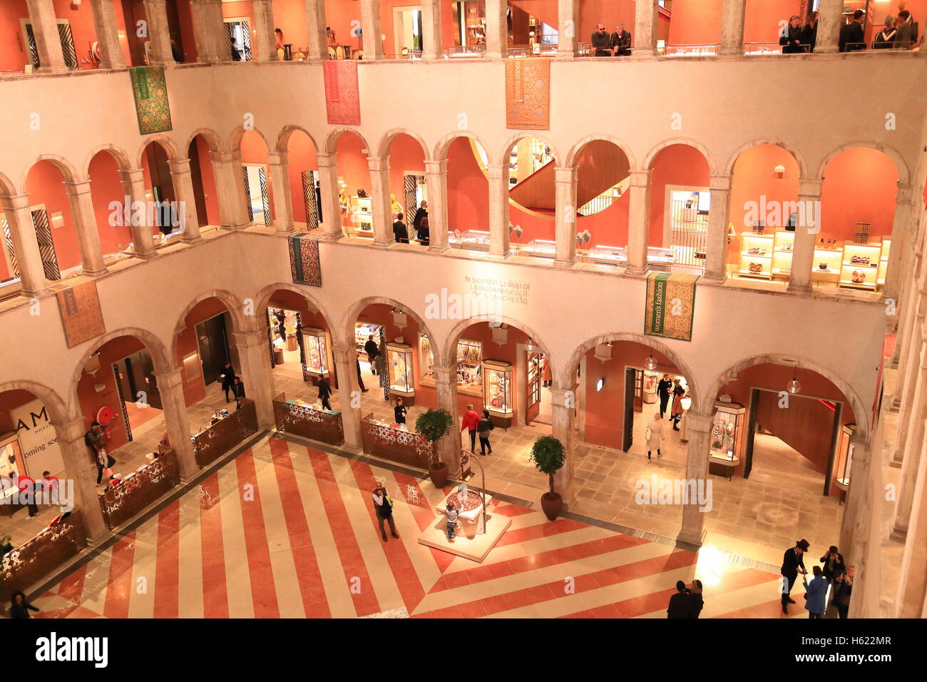 Le centre commercial de luxe Fondaco dei Tedeschi à Venise. Banque D'Images