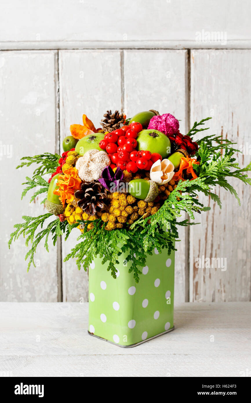 Bouquet coloré fait de l'automne fleurs et plantes. Décor parti Banque D'Images