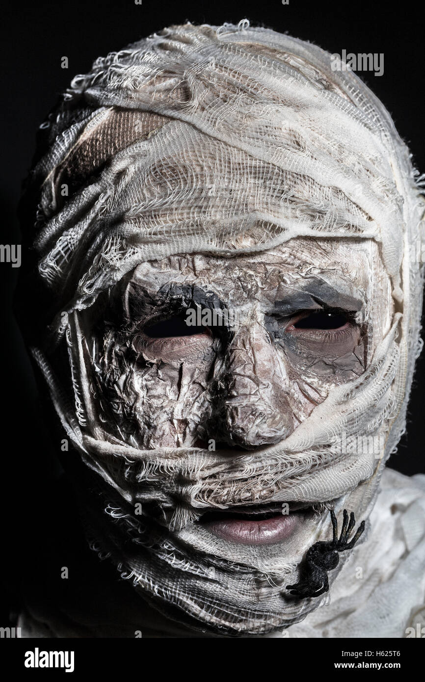 Modèle pour les hommes en costume Zombie momie avec papier mâché, bandages Banque D'Images