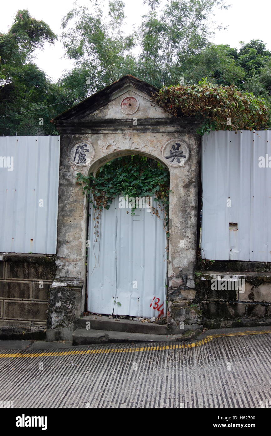 Site de l'église catholique, envahi par la Chine Macao avec porte de pierre et en caractères chinois autrement fermés avec de l'étain Banque D'Images