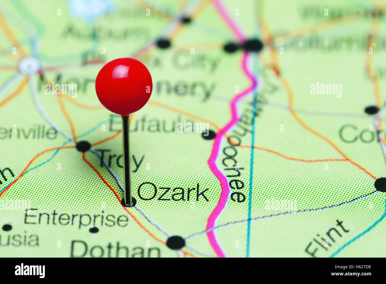 Ozark épinglée sur une carte de l'Alabama, USA Banque D'Images