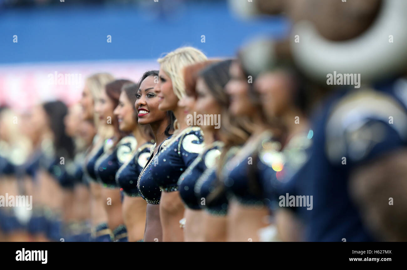 Los Angeles Rams' Cheerleaders effectue avant la NFL International Series match à Twickenham, Londres. Banque D'Images