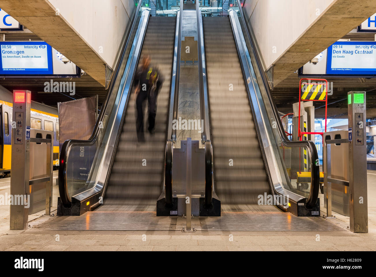 Utrecht, Pays-Bas - le 12 octobre 2016 : hall central de la Gare Centrale d'Utrecht NS avec escalier, les Pays-Bas Banque D'Images