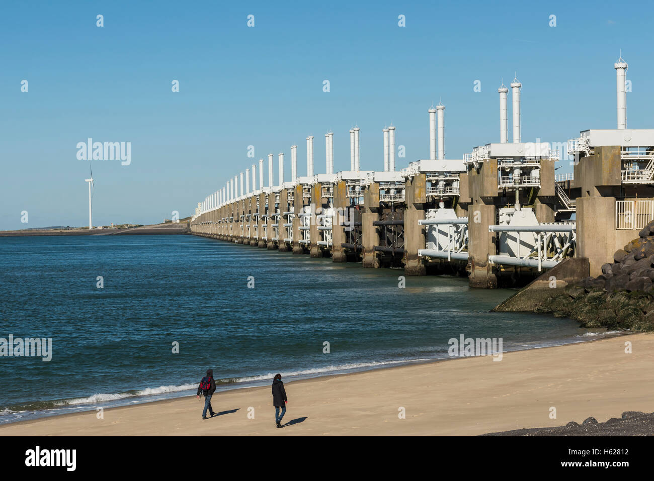Neeltje Jans, Pays-Bas - 5 octobre 2016 : Oosterscheldekering à Neeltje avec deux personnes marchant sur la plage, 225, Banque D'Images