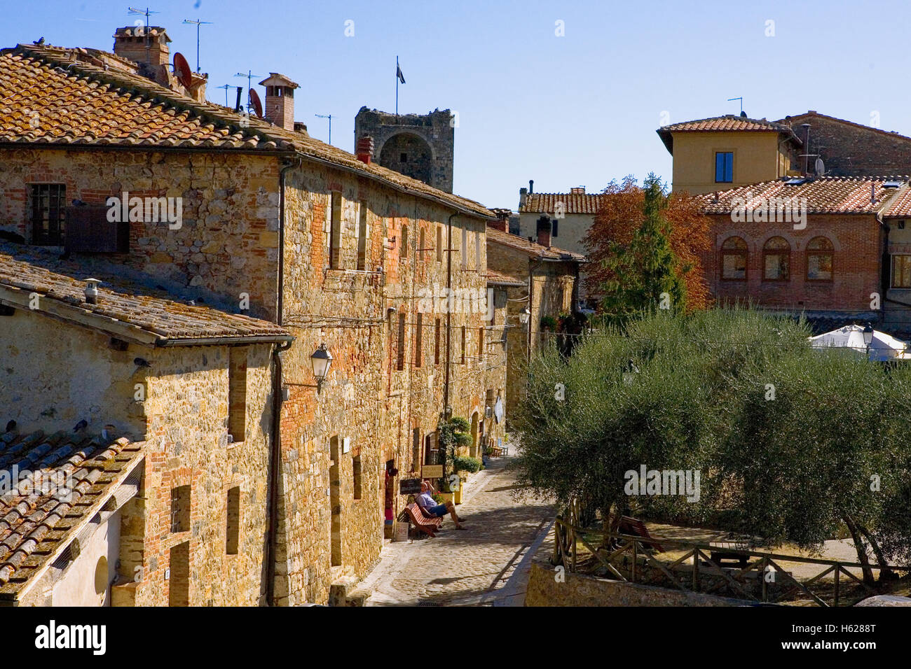 Via Antonio Gramsci, Monteriggioni, Province de Sienne, Toscane, Italie Banque D'Images