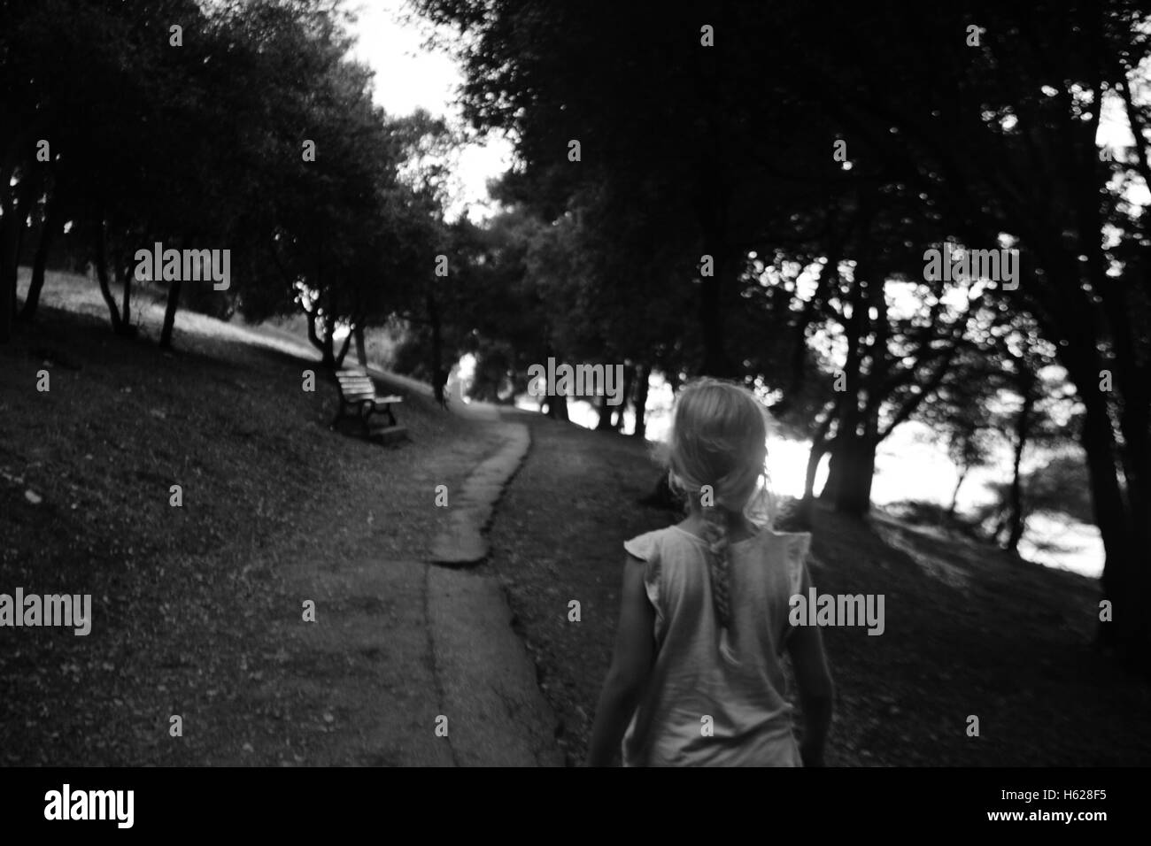 Fille marche Banque D'Images