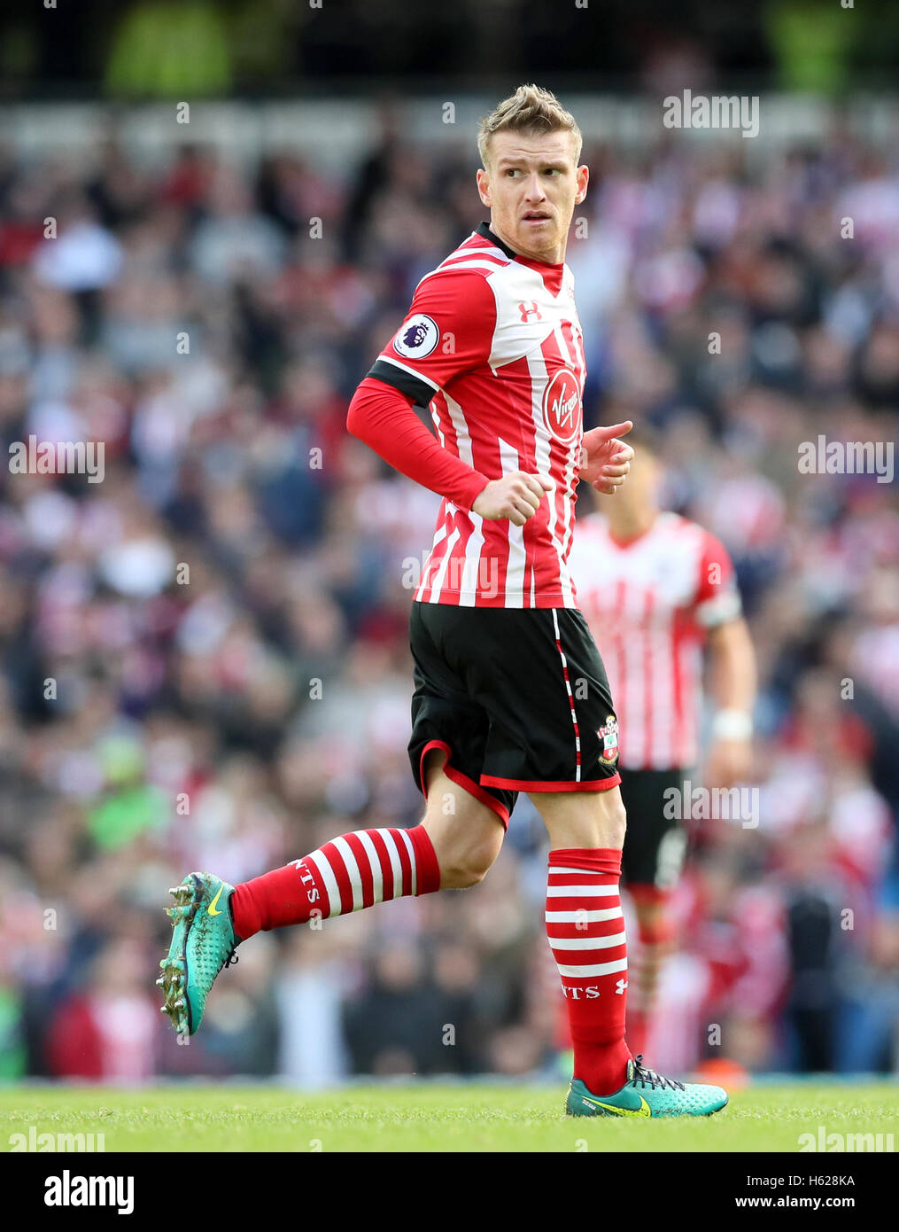 Steven Davis de Southampton pendant le match de la Premier League au Etihad Stadium, Manchester. APPUYEZ SUR ASSOCIATION photo. Date de la photo: Dimanche 23 octobre 2016. Voir PA Story FOOTBALL Man City. Le crédit photo devrait se lire: Martin Rickett/PA Wire. RESTRICTIONS : aucune utilisation avec des fichiers audio, vidéo, données, listes de présentoirs, logos de clubs/ligue ou services « en direct » non autorisés. Utilisation en ligne limitée à 75 images, pas d'émulation vidéo. Aucune utilisation dans les Paris, les jeux ou les publications de club/ligue/joueur unique. Banque D'Images