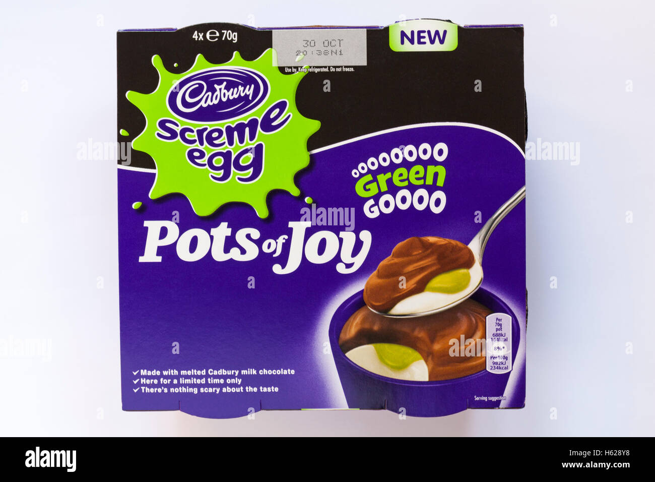 Pots d'oeufs Cadbury screme de joie green goooo pour Halloween isolé sur fond blanc Banque D'Images
