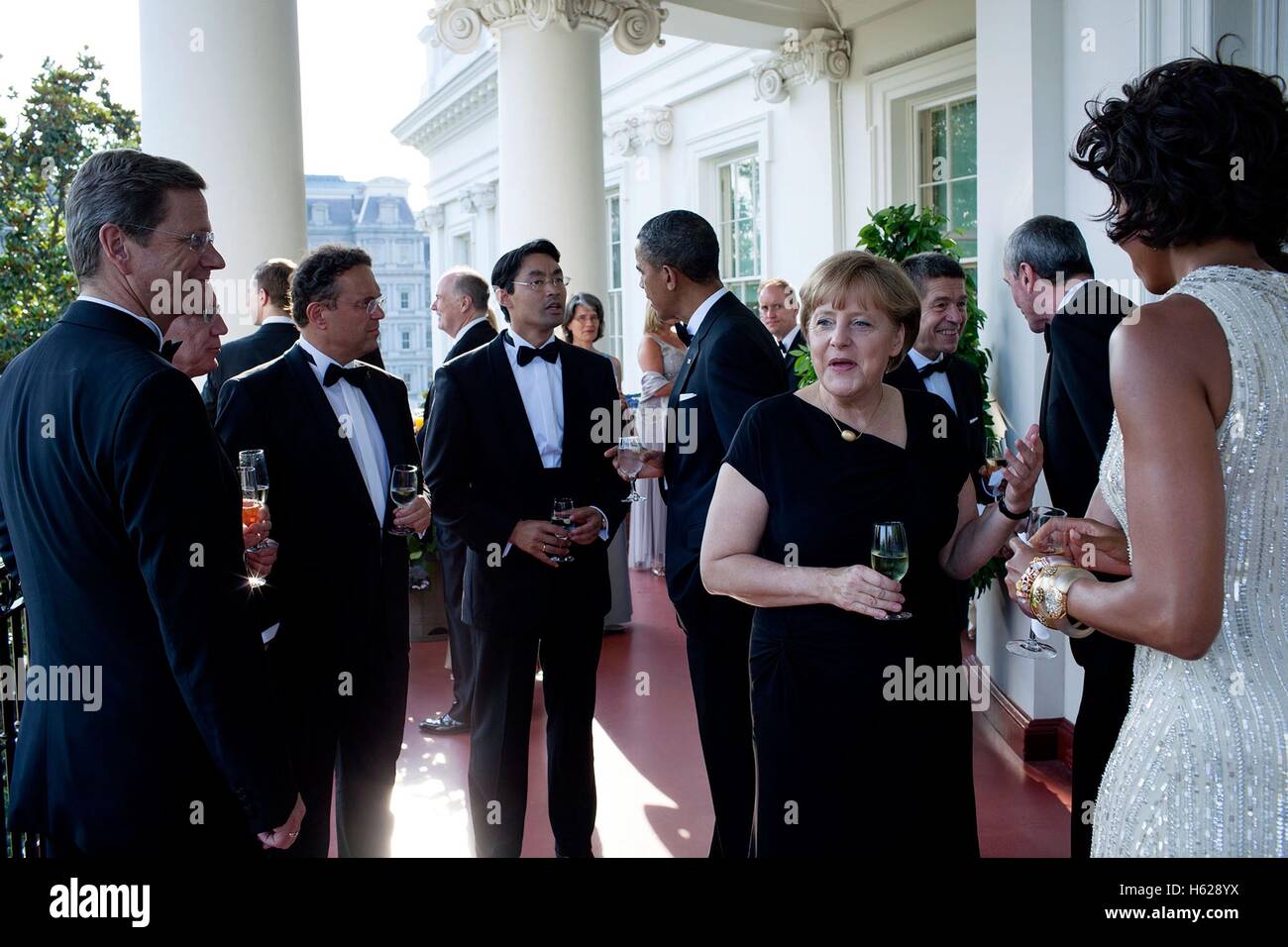 Première Dame des États-Unis Michelle Obama parle à la Chancelière allemande, Angela Merkel, tandis que le président des États-Unis, Barack Obama parle à sa clientèle une réception au cours de la visite d'État allemand sur le balcon Truman à la Maison Blanche le 7 juin 2011 à Washington, DC. Banque D'Images