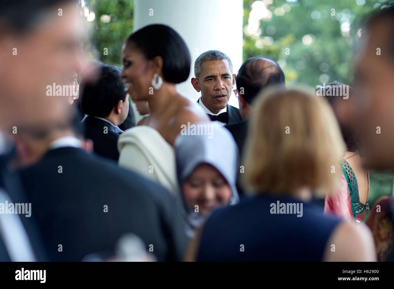 Le président américain Barack Obama et la Première Dame Michelle Obama se mêlent aux invités pendant une visite d'État allemand réception sur le balcon Truman à la Maison Blanche le 7 juin 2011 à Washington, DC. Banque D'Images