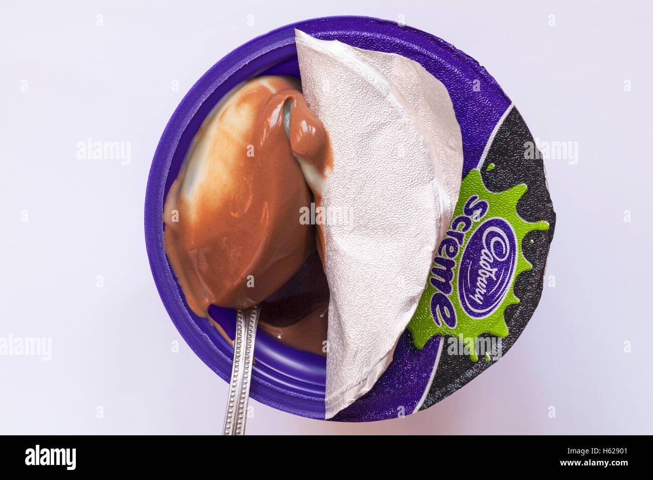 Pot de Cadbury screme de pots d'oeufs vert joie goooo pour Halloween isolé sur fond blanc Banque D'Images