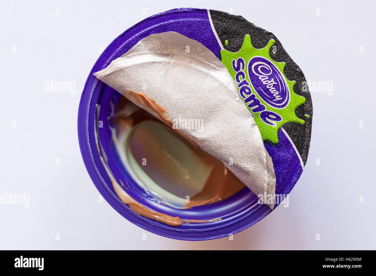 Pot de Cadbury screme de pots d'oeufs vert joie goooo pour Halloween avec couvercle décollée pour afficher le contenu du panier isolé sur fond blanc Banque D'Images