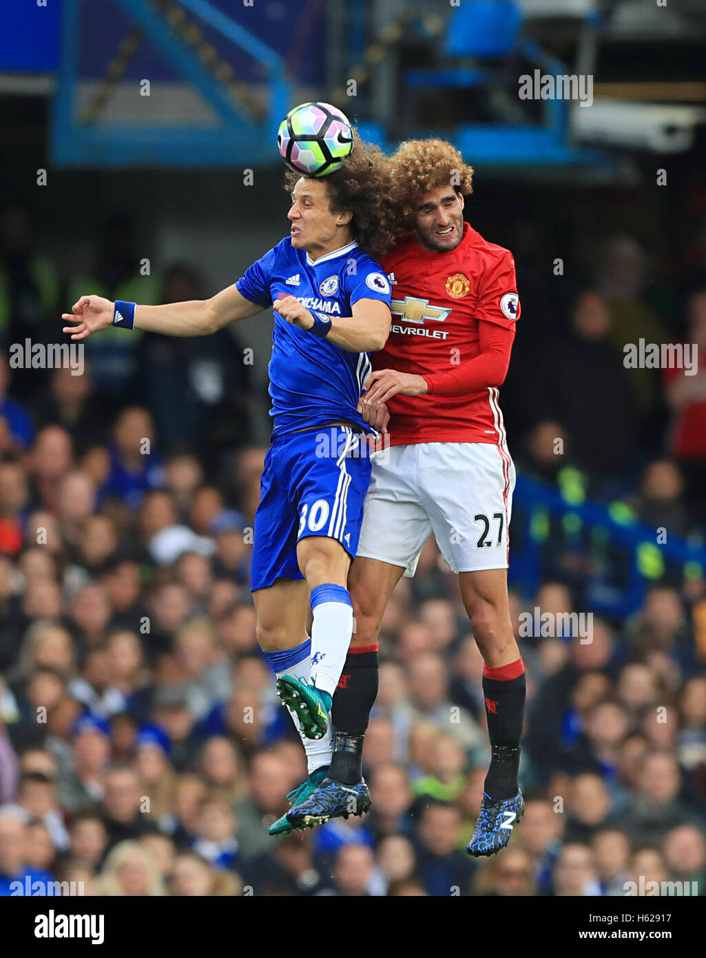 La Chelsea David Luiz (à gauche) et Manchester United, Marouane Fellaini bataille pour la balle au cours de la Premier League match à Stamford Bridge, Londres. Banque D'Images