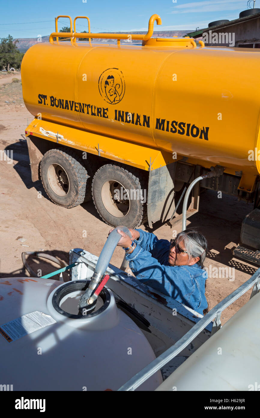 Thoreau, Nouveau Mexique - Darlene Arviso de saint Bonaventure Indian Mission fournit de l'eau à une famille Navajo sans un approvisionnement en eau. Banque D'Images