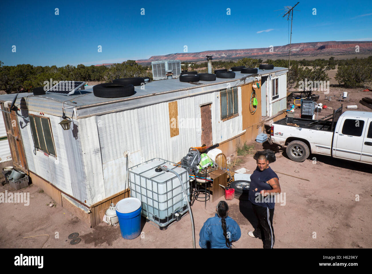 Thoreau, Nouveau Mexique - Darlene Arviso de saint Bonaventure Indian Mission fournit de l'eau à une famille Navajo sans un approvisionnement en eau. Banque D'Images