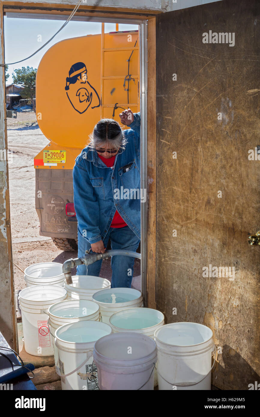 Thoreau, Nouveau Mexique - Darlene Arviso de saint Bonaventure Indian Mission fournit de l'eau à une famille Navajo sans un approvisionnement en eau. Banque D'Images