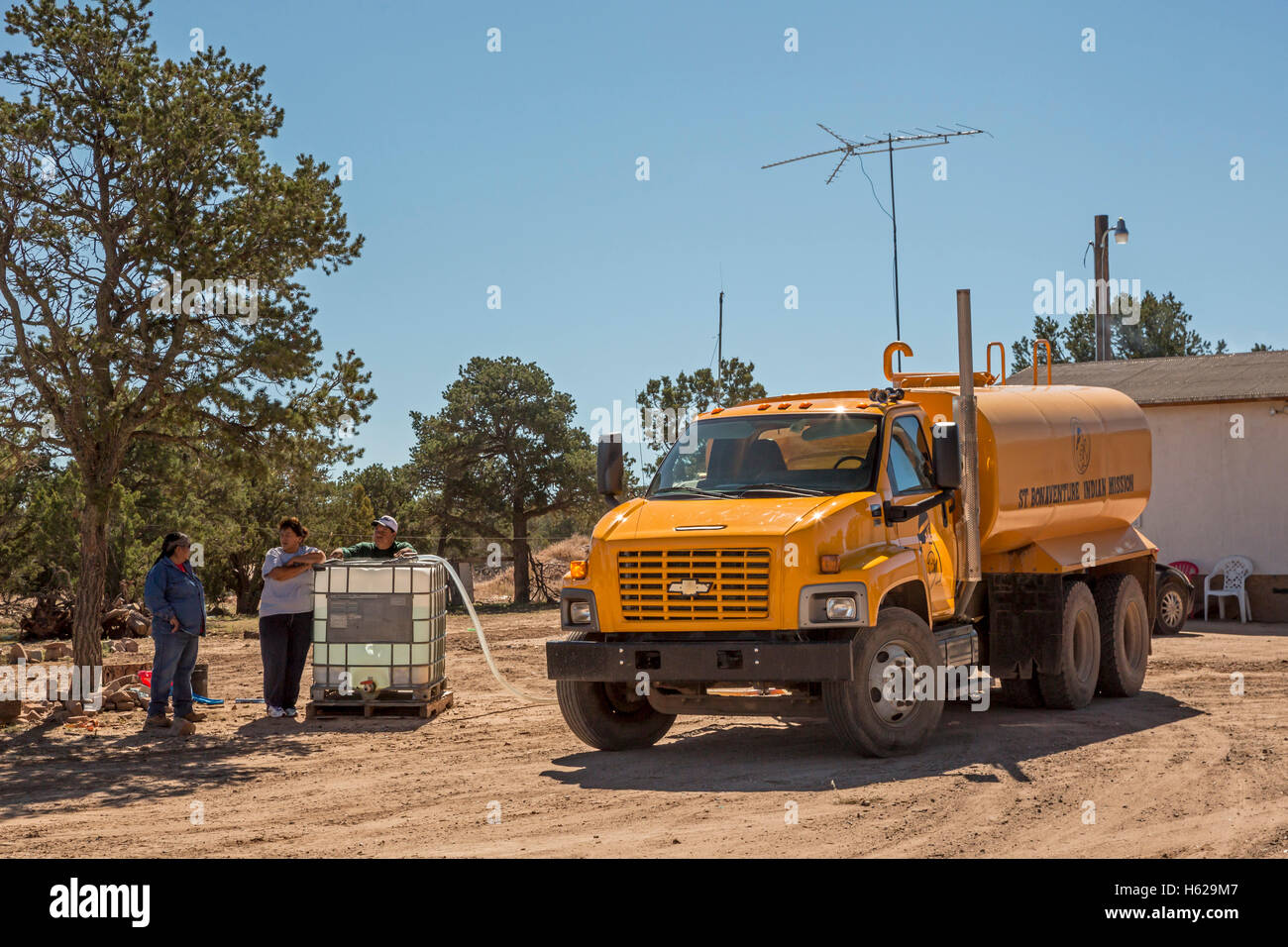 Thoreau, Nouveau Mexique - Darlene Arviso de saint Bonaventure Indian Mission fournit de l'eau à une famille Navajo sans un approvisionnement en eau. Banque D'Images