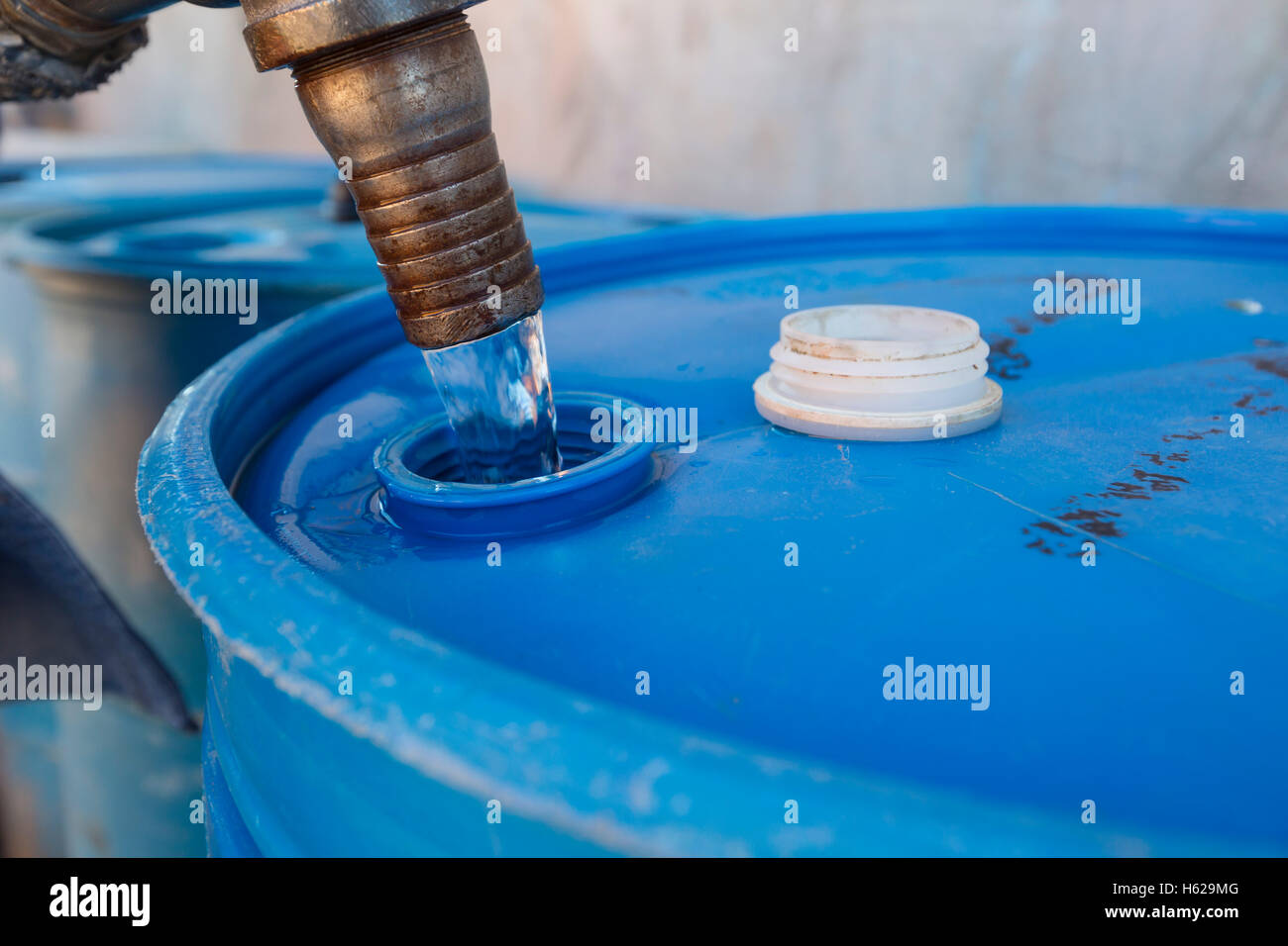 Thoreau, Nouveau Mexique - Darlene Arviso de saint Bonaventure Indian Mission fournit de l'eau à une famille Navajo sans un approvisionnement en eau. Banque D'Images
