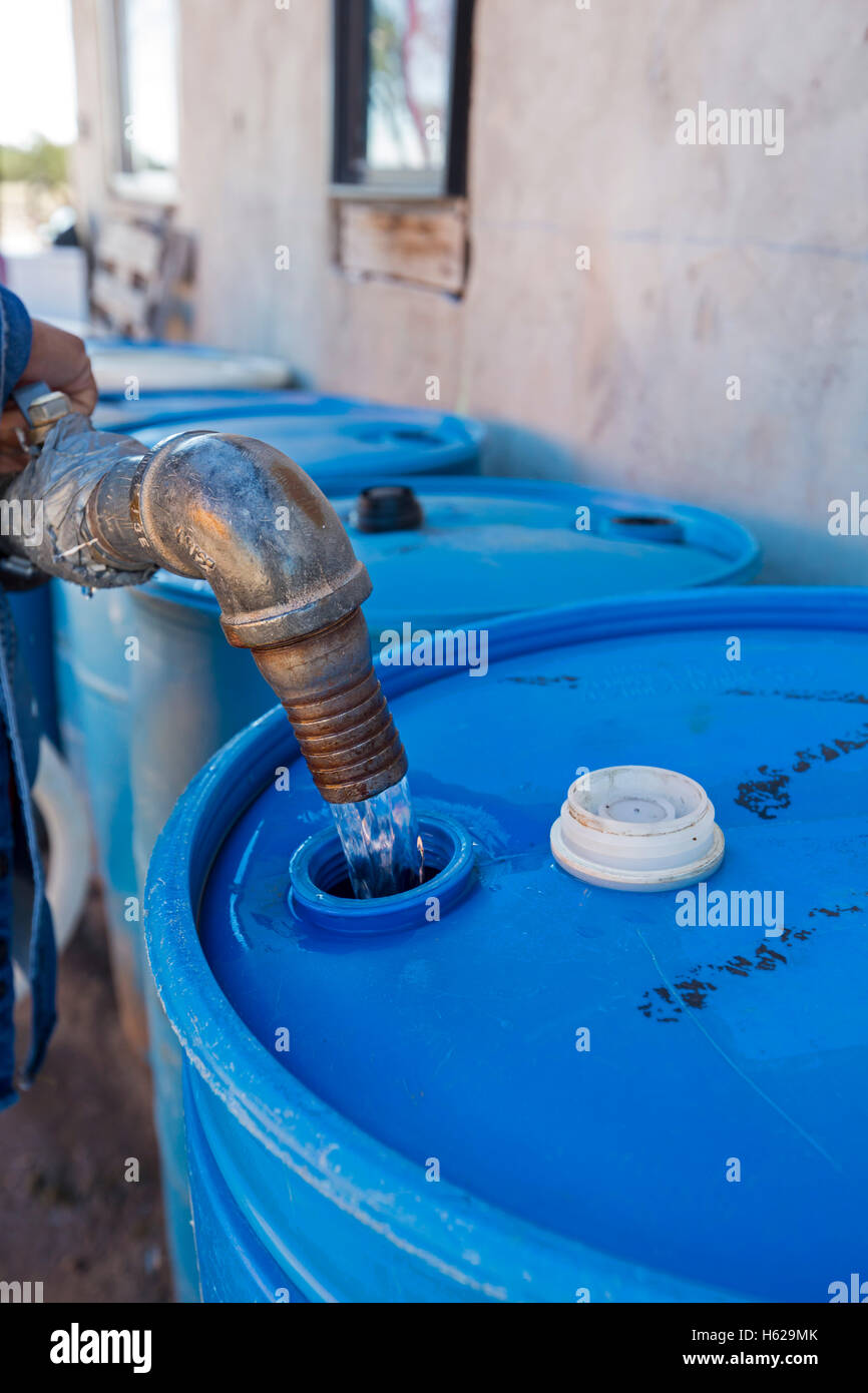 Thoreau, Nouveau Mexique - Darlene Arviso de saint Bonaventure Indian Mission fournit de l'eau à une famille Navajo sans un approvisionnement en eau. Banque D'Images
