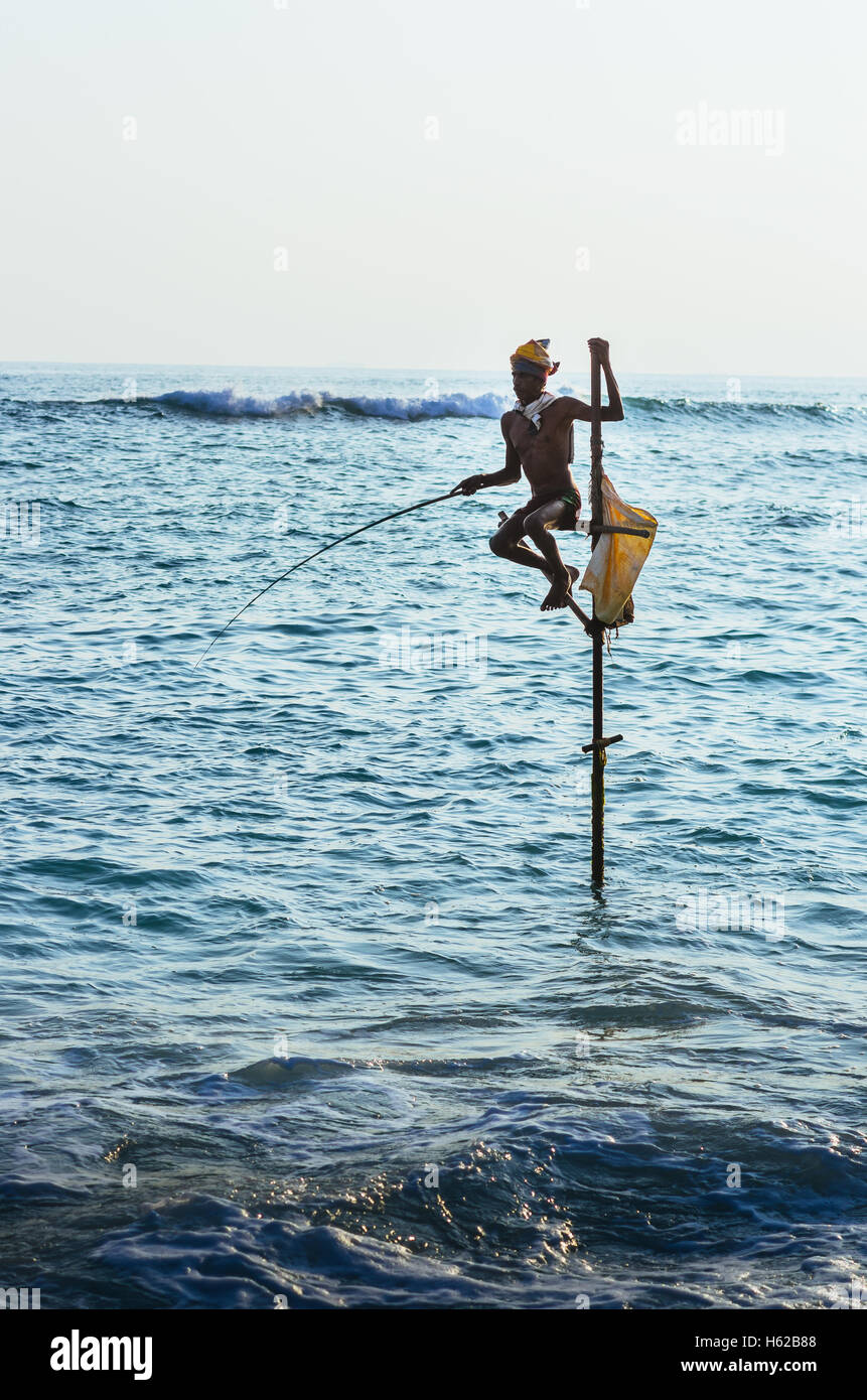 SRI LANKA - Mars 22, 2014 : la pêche des pêcheurs traditionnels en mode traditionnel près de Galle au Sri Lanka. Banque D'Images