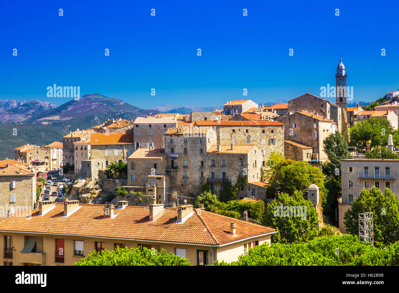 Sartene vieille ville de vert forêt et montagnes, Corse, France, Europe. Banque D'Images