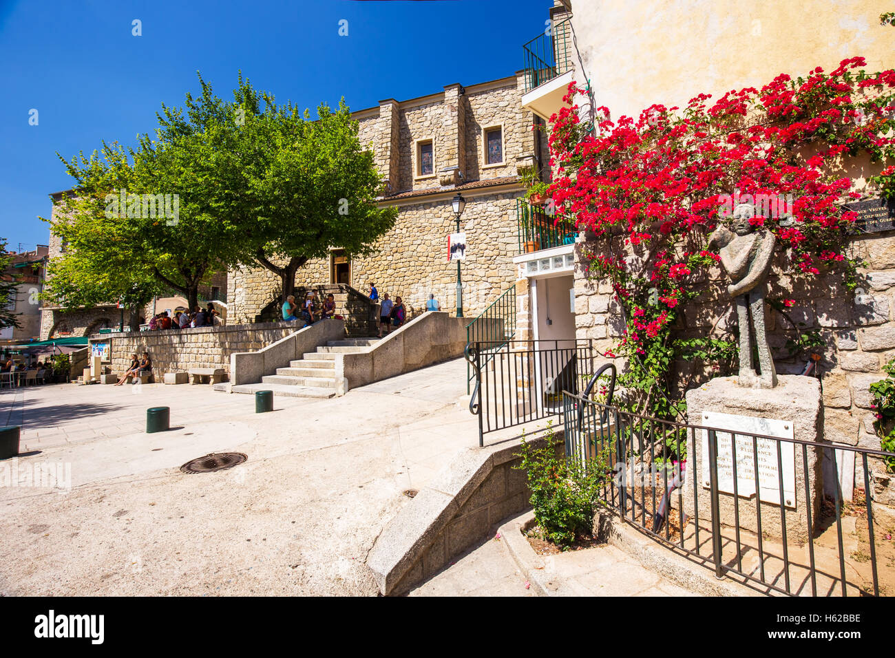 SARTENE, CORSE - 29 août 2016 - Centre de la vieille ville de Sartène ville avec l'église Santa Maria, Corse, France, Europe. Banque D'Images